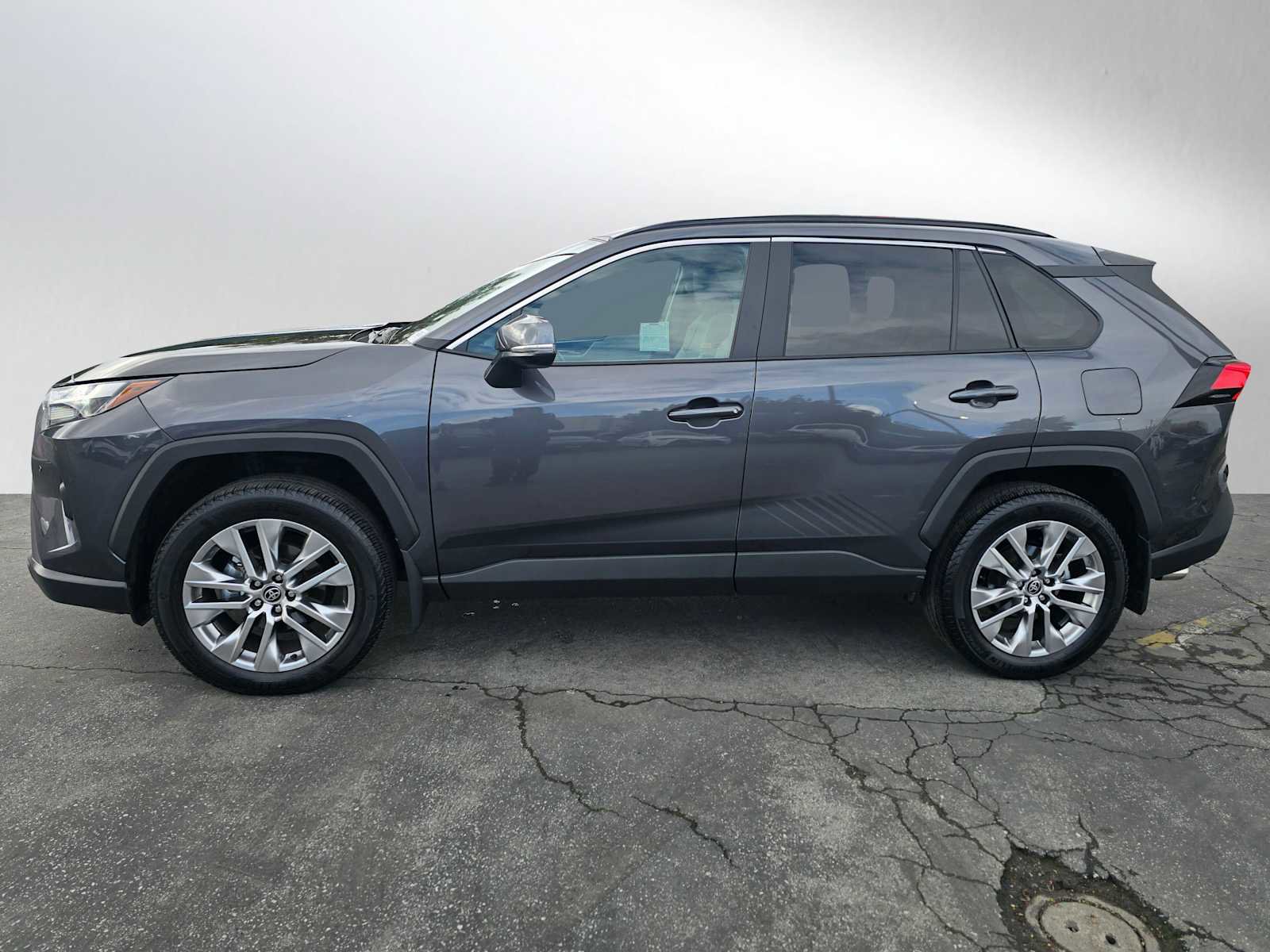 Used 2025 Toyota RAV4 XLE Premium image 6