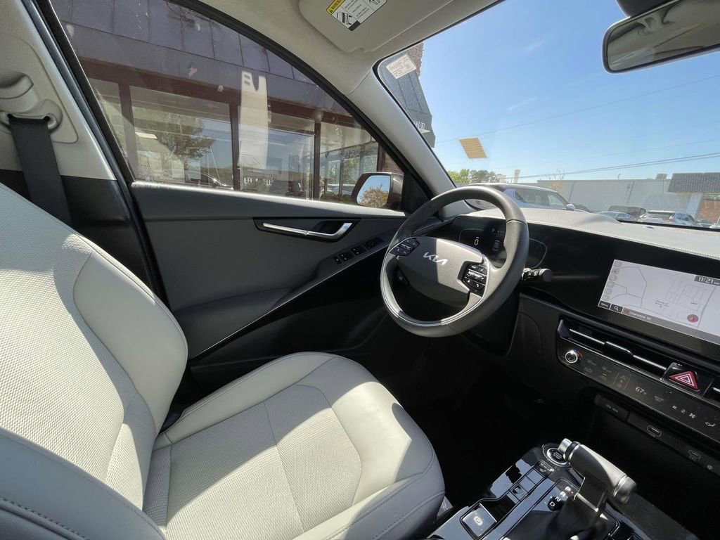 Used 2025 Kia Niro EX image 17