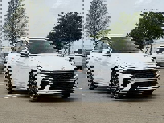 Used 2025 Hyundai Elantra SEL image 2