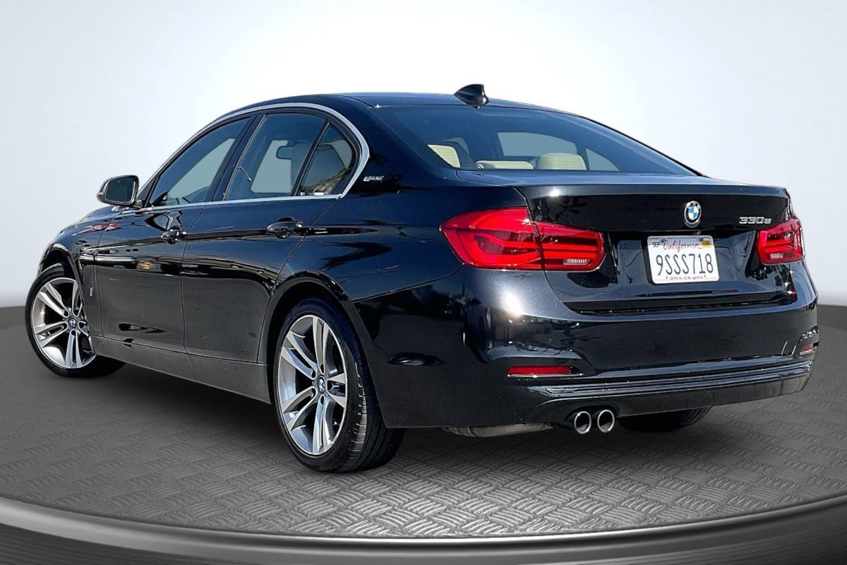 Used 2018 BMW 330e w/ Convenience Package RWD image 2