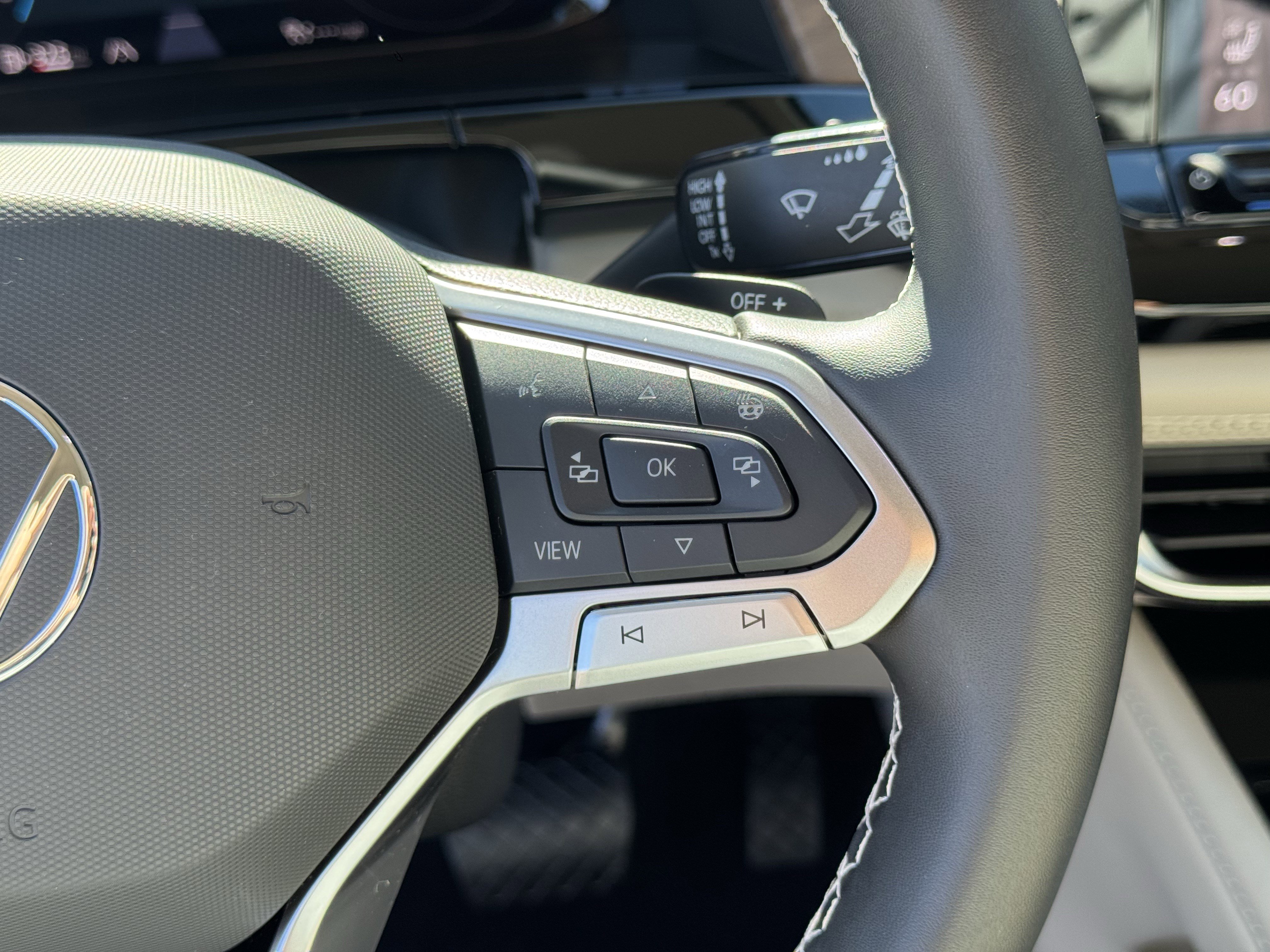 Used 2025 Volkswagen Atlas SE image 26