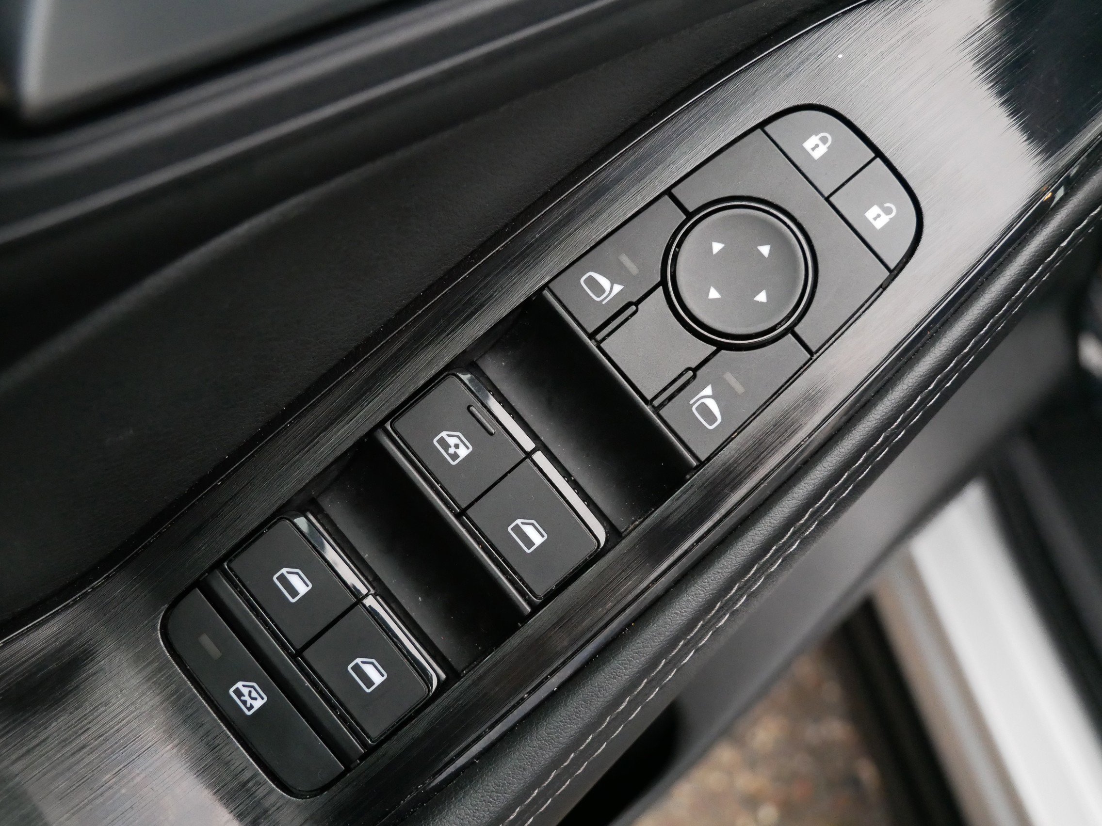 Used 2024 Nissan Rogue SV image 13