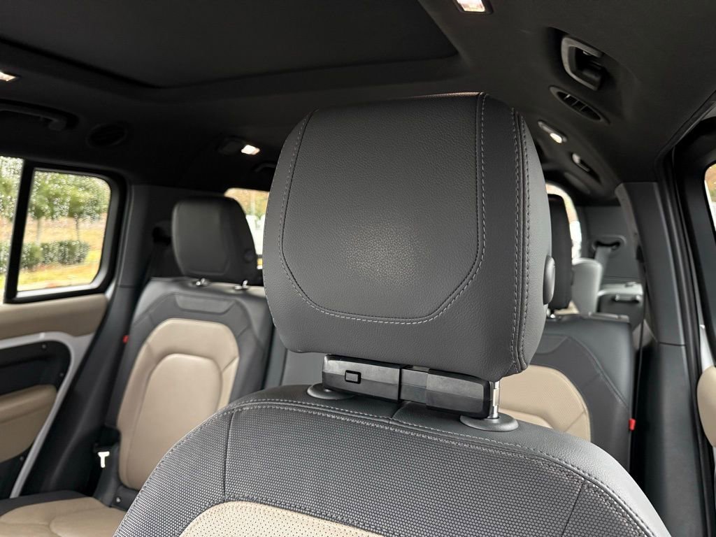 Used 2023 Land Rover Defender 130 X-Dynamic SE image 23