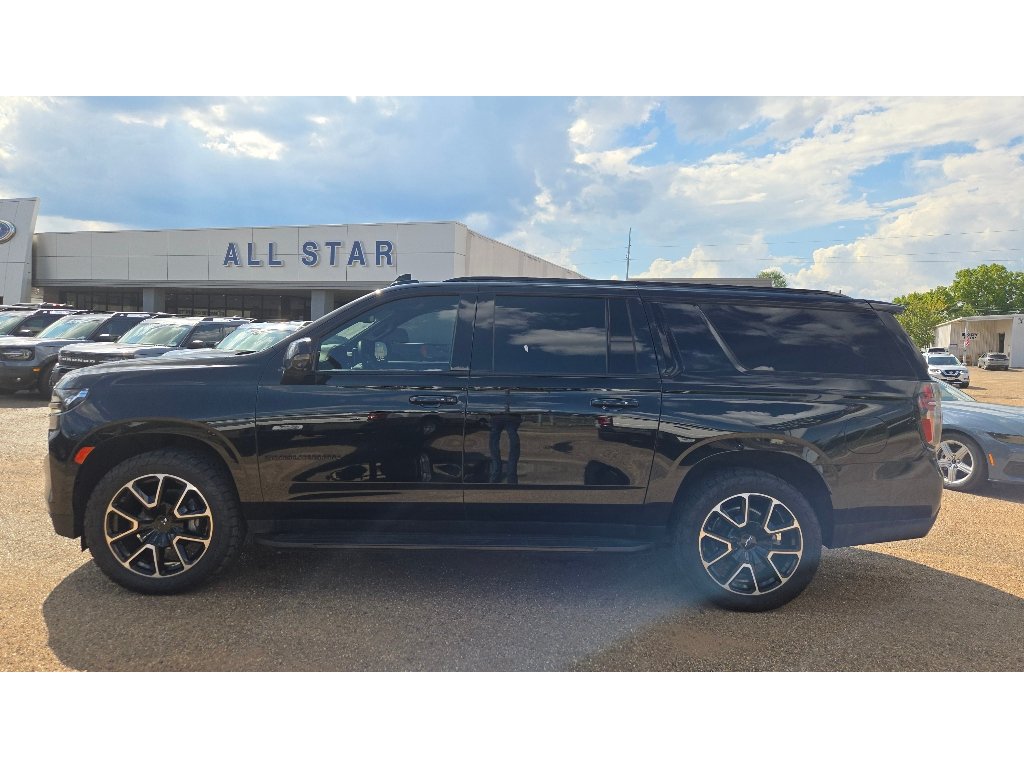 Used 2024 Chevrolet Suburban RST w/ Luxury Package AWD/4WD image 3