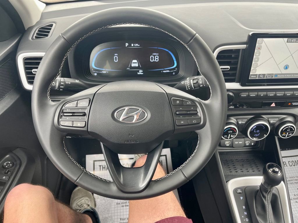 Used 2025 Hyundai Venue Limited image 14