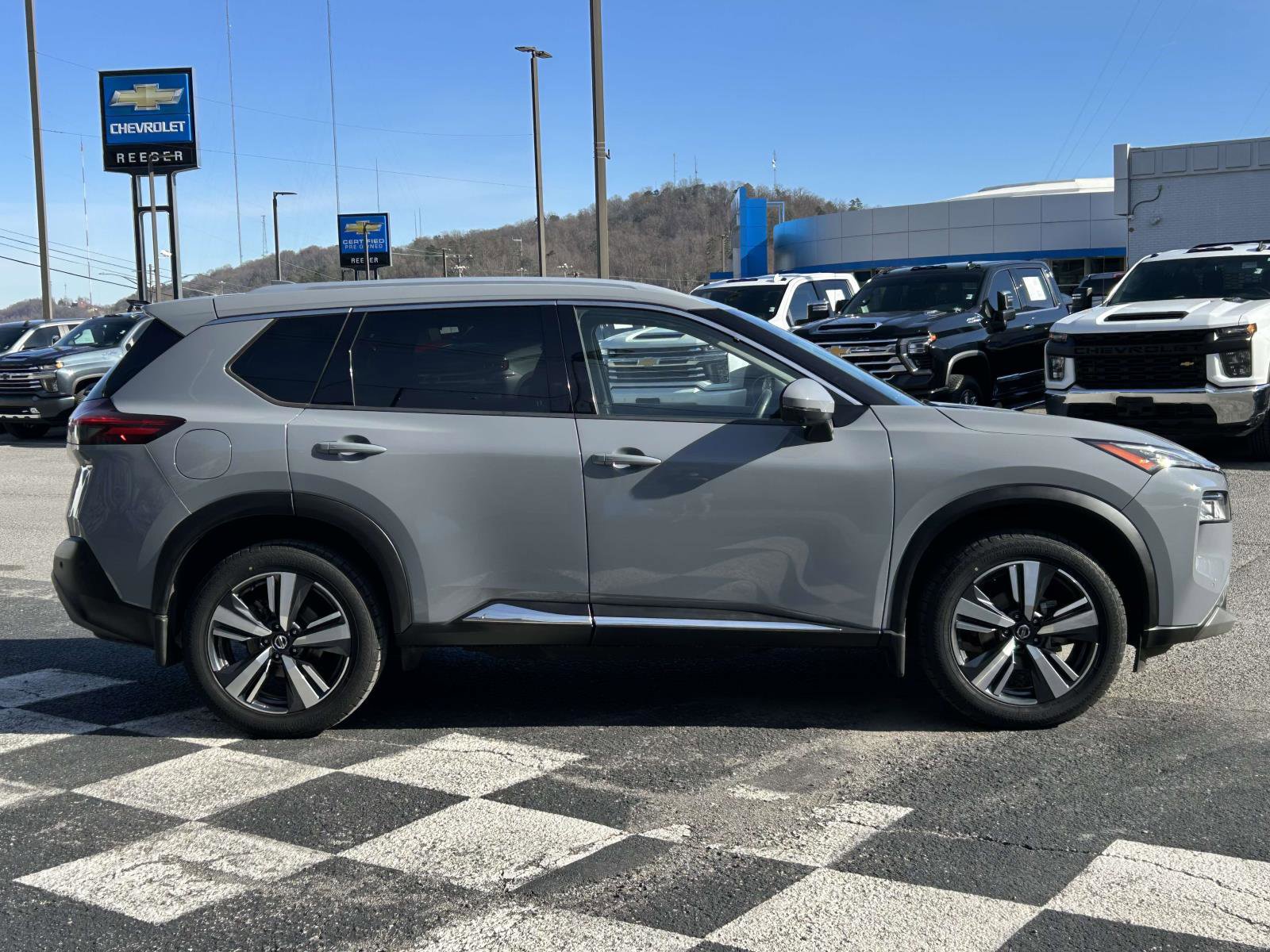 Used 2021 Nissan Rogue SL w/ Premium Package image 2