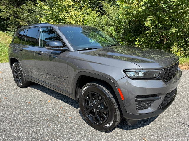 Used 2025 Jeep Grand Cherokee Altitude AWD/4WD image 4