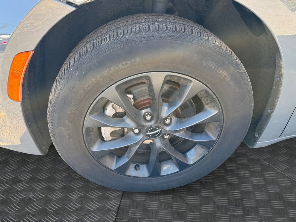 Used 2021 Chrysler Pacifica Touring-L w/ S Appearance Package image 9