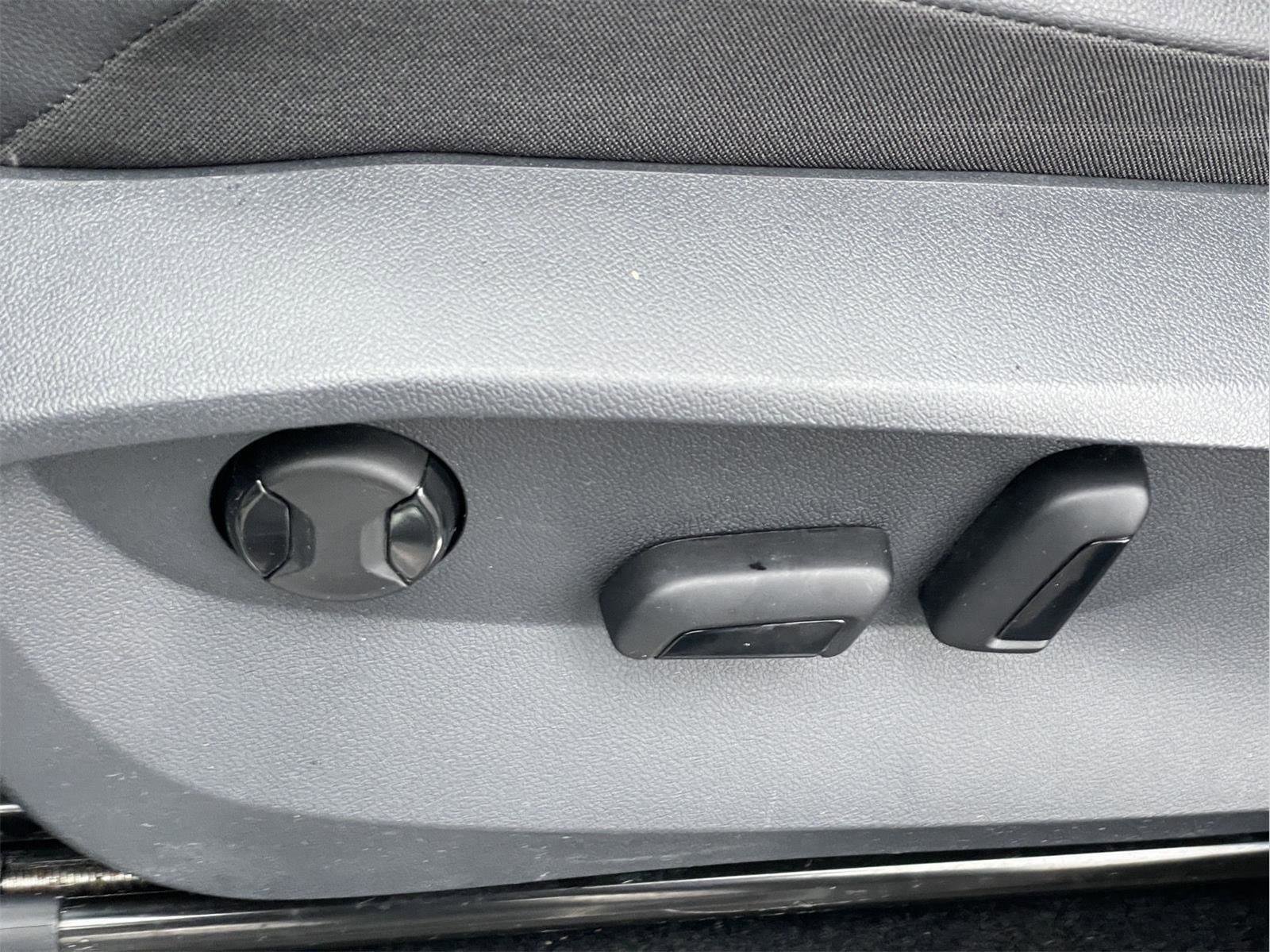 Used 2023 Volkswagen Tiguan SE R-Line image 23