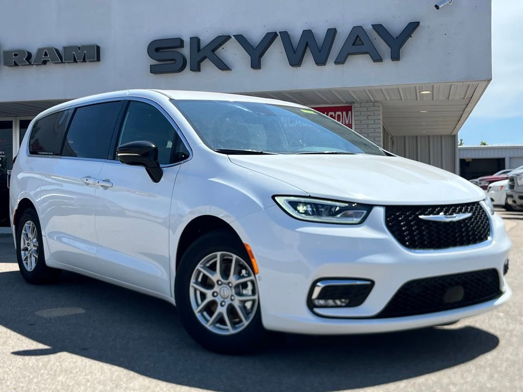 New 2026 Chrysler Pacifica Select FWD image 1