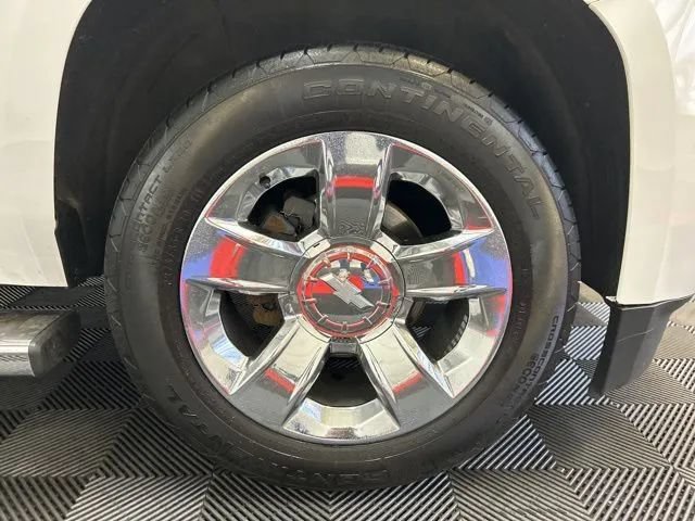 Used 2017 Chevrolet Suburban LT w/ LT Signature Package AWD/4WD image 29