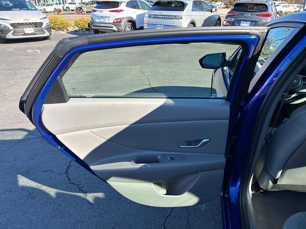 Used 2023 Hyundai Elantra SEL image 39