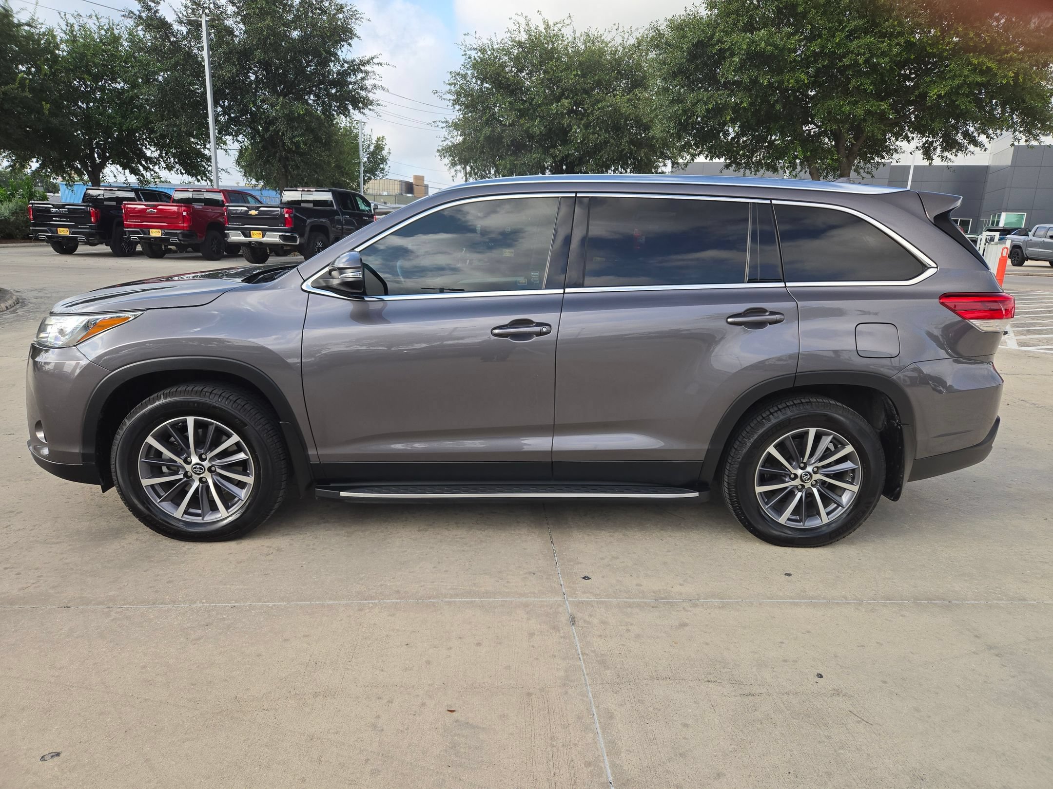 Used 2019 Toyota Highlander XLE FWD image 6