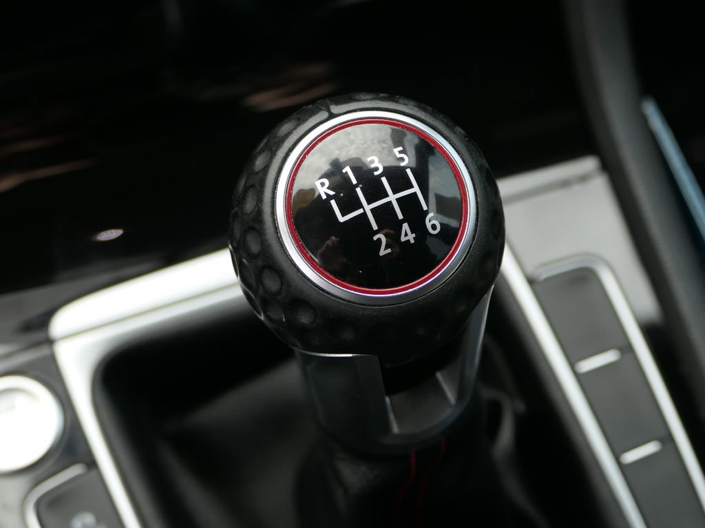 Used 2018 Volkswagen GTI SE image 18