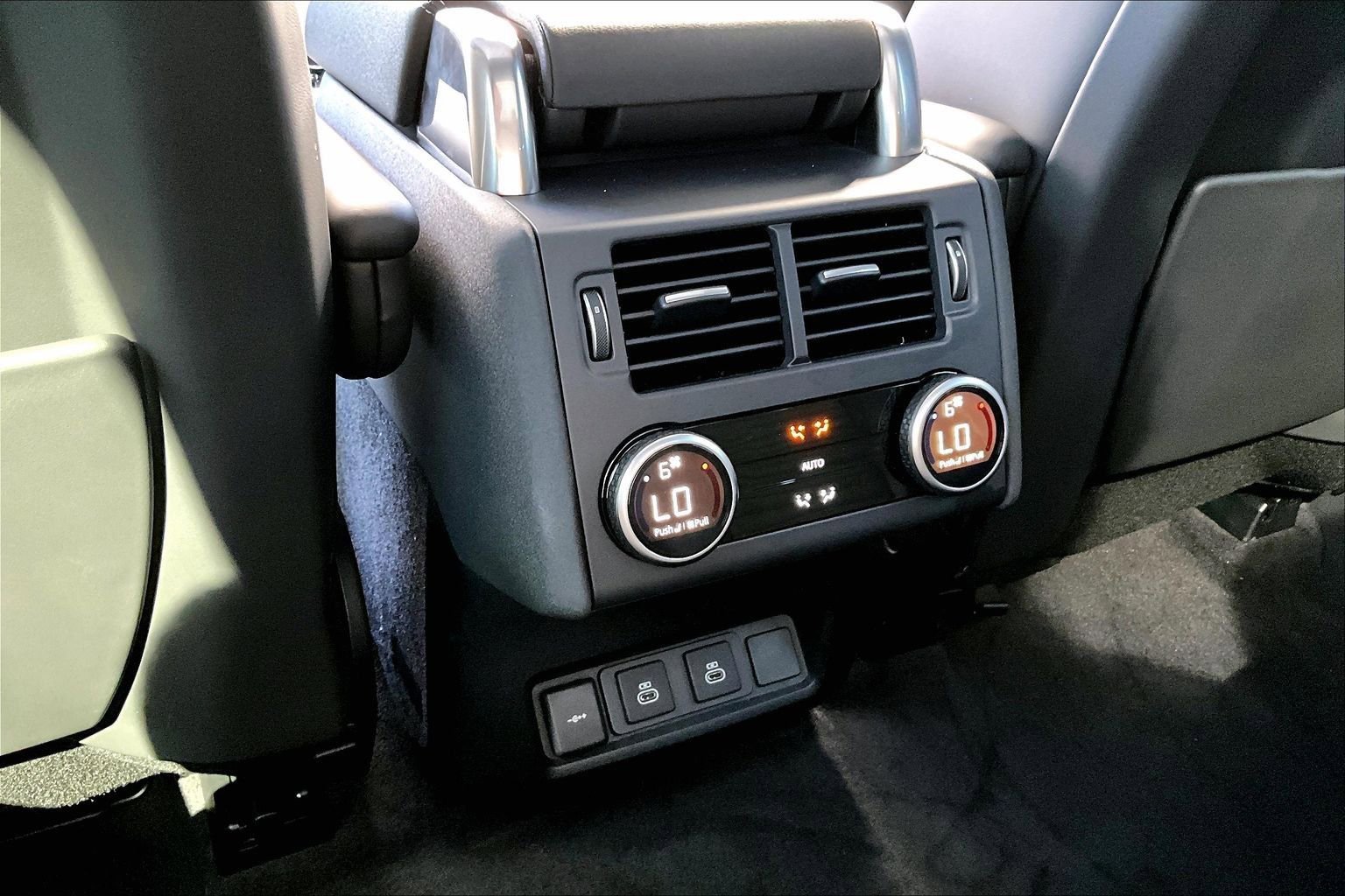 Used 2024 Land Rover Discovery Dynamic SE image 34