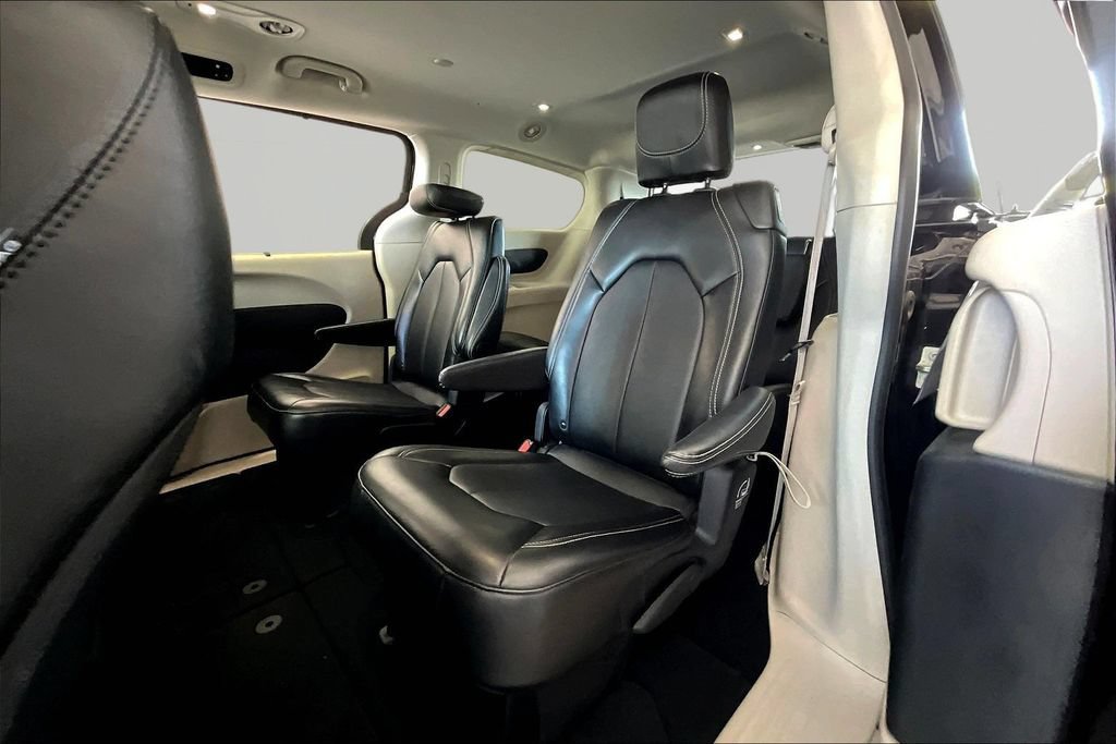 Used 2024 Chrysler Pacifica Touring-L FWD image 22