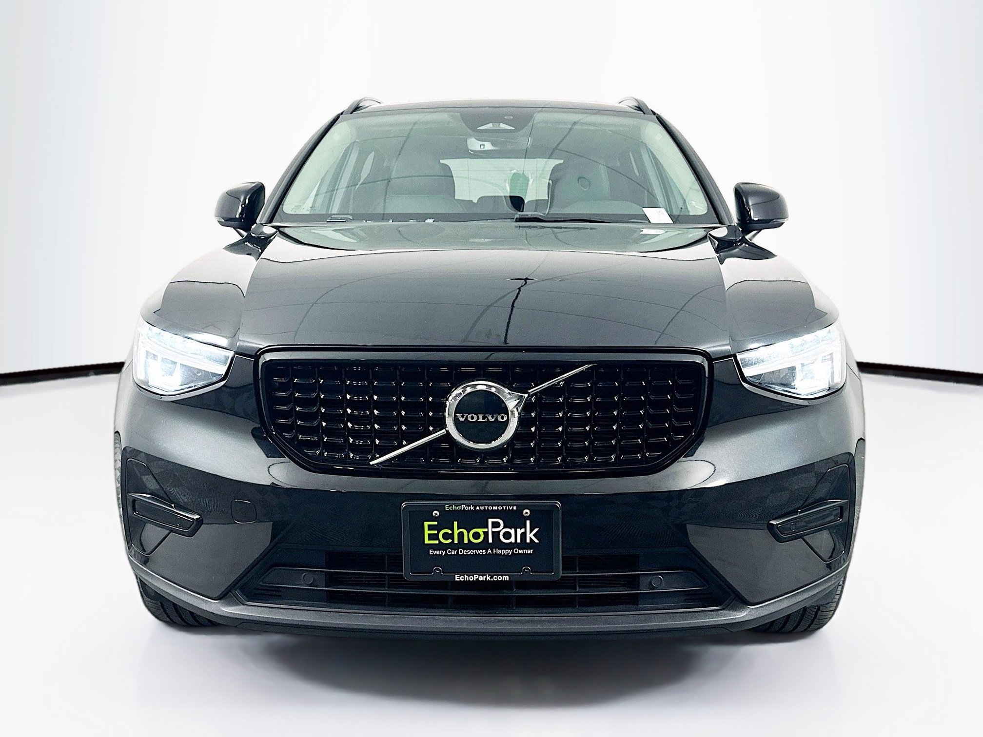 Used 2024 Volvo XC40 B5 Core image 2