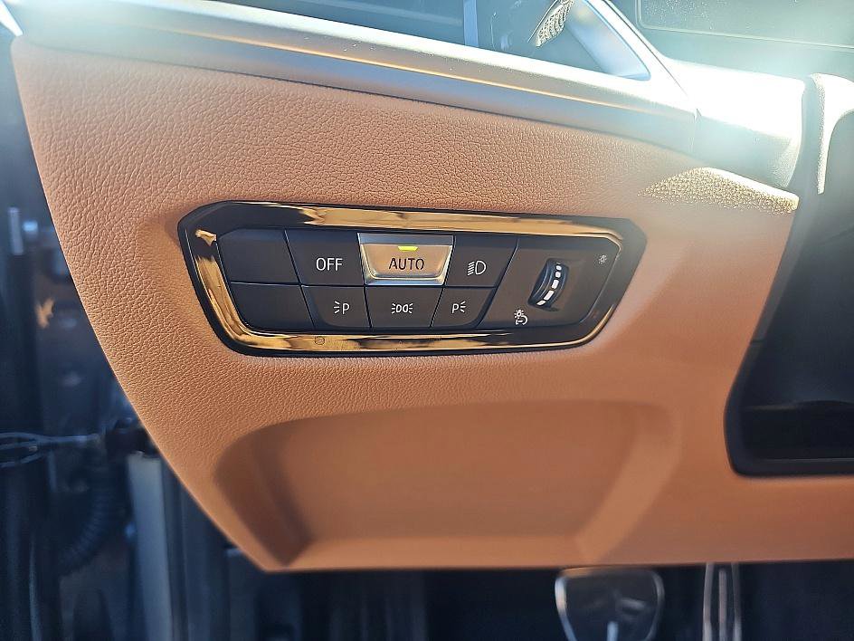 Used 2025 BMW 330i Sedan w/ M Sport Package image 14