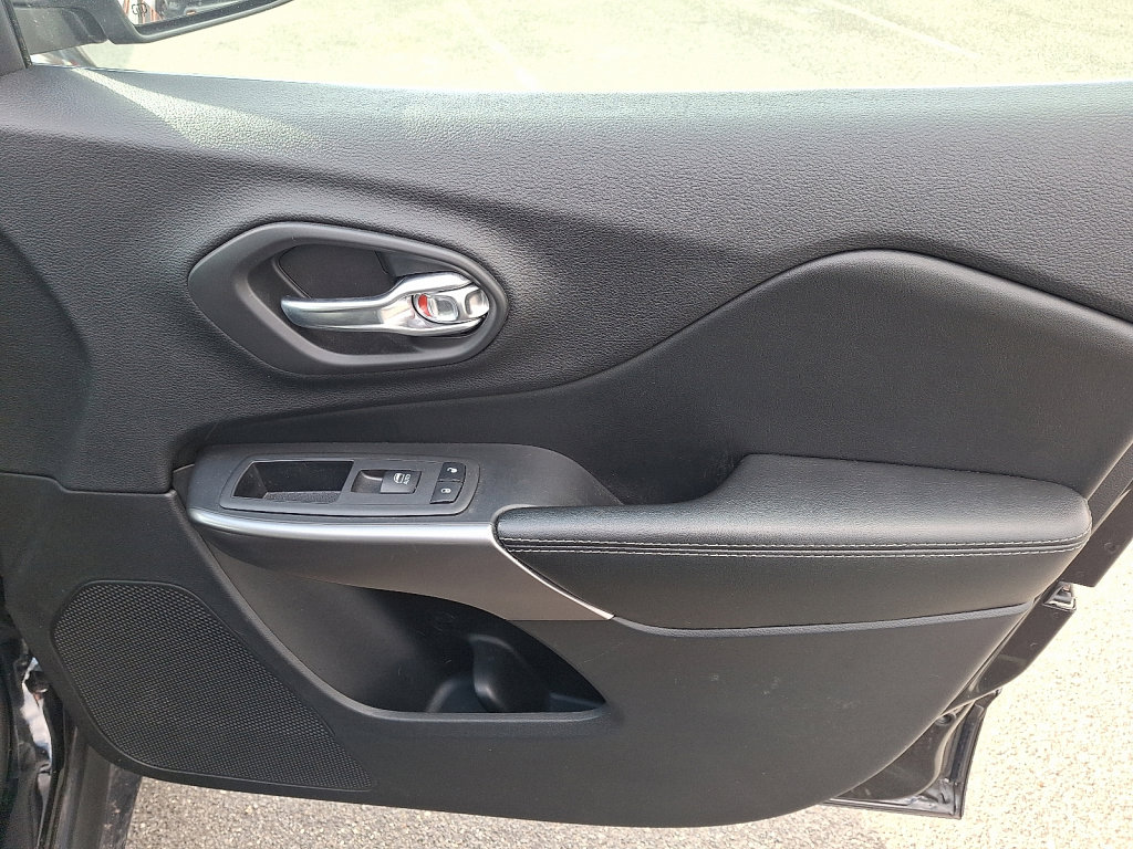 Used 2020 Jeep Cherokee Limited image 10