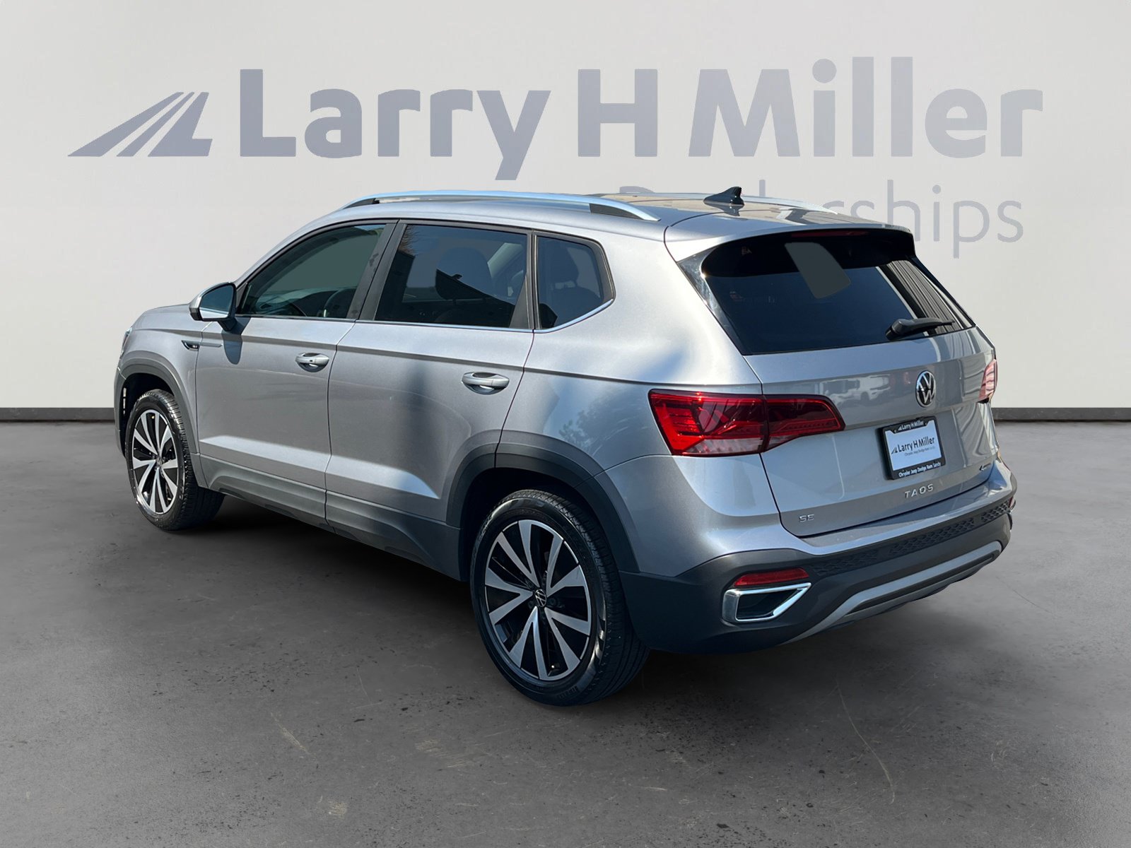 Used 2022 Volkswagen Taos SE w/ Panoramic Sunroof Package AWD/4WD image 3