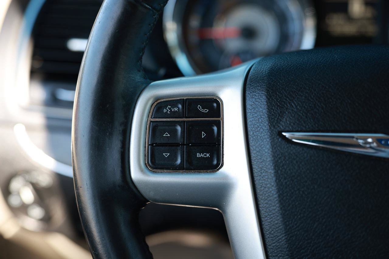 Used 2015 Chrysler Town & Country Touring FWD image 27
