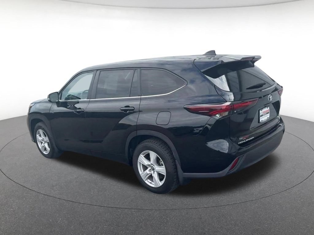 Used 2024 Toyota Highlander LE AWD/4WD image 11