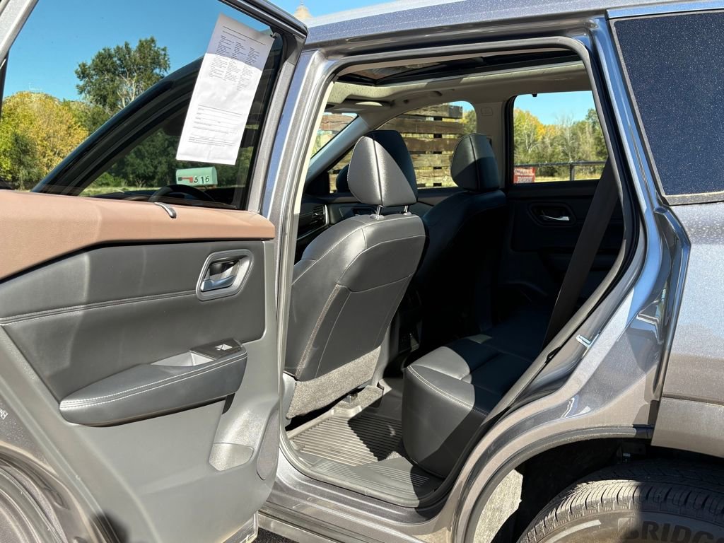 Used 2023 Nissan Rogue SL w/ SL Premium Package image 10