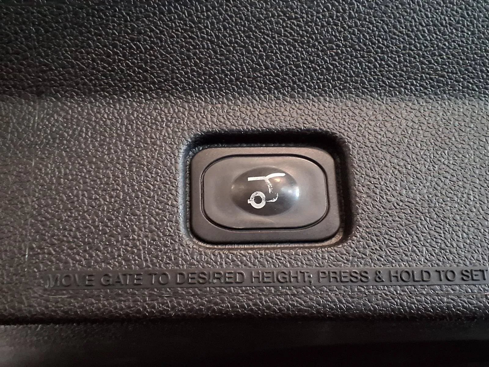 Used 2018 Ford Explorer XLT w/ Equipment Group 202A AWD/4WD image 8