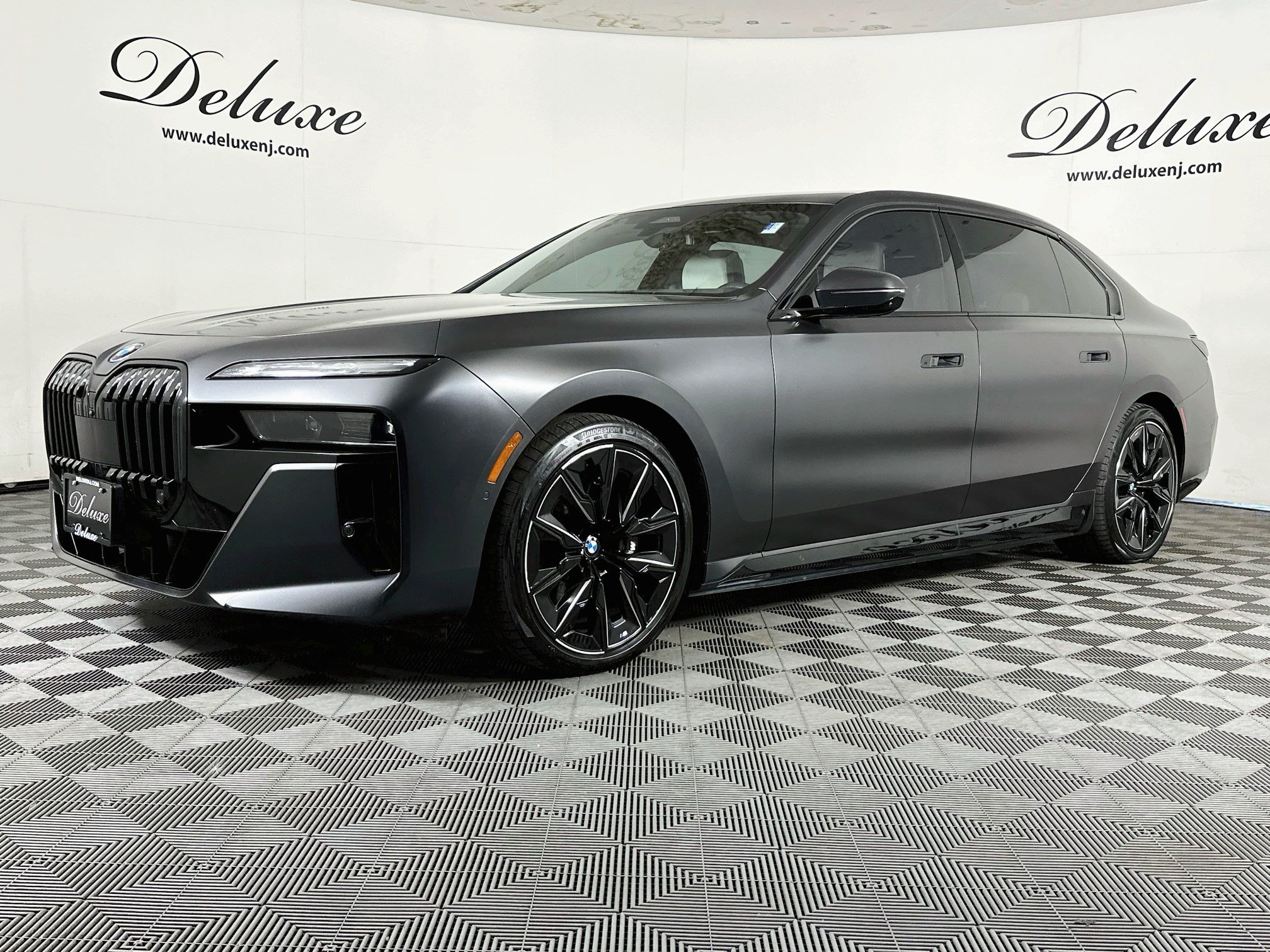 Used 2023 BMW i7 xDrive60 w/ Executive Package 2 AWD/4WD image 3