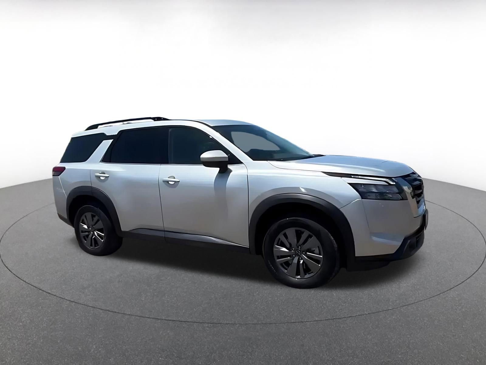 Used 2025 Nissan Pathfinder SV FWD image 2