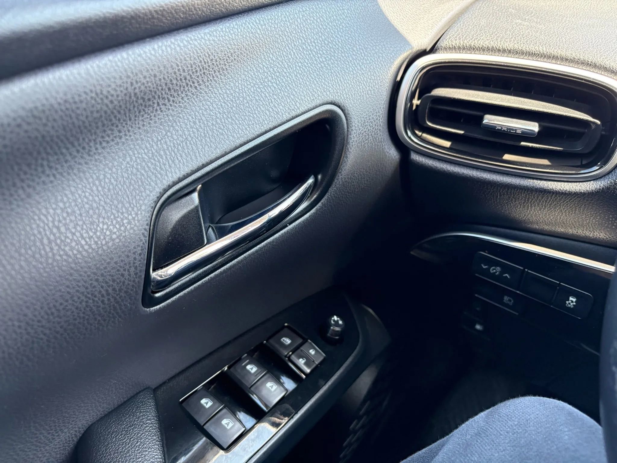 Used 2017 Toyota Prius Prime Plus w/ Carpet Mat Package image 25