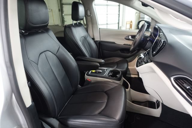 Used 2024 Chrysler Pacifica Touring-L FWD image 26