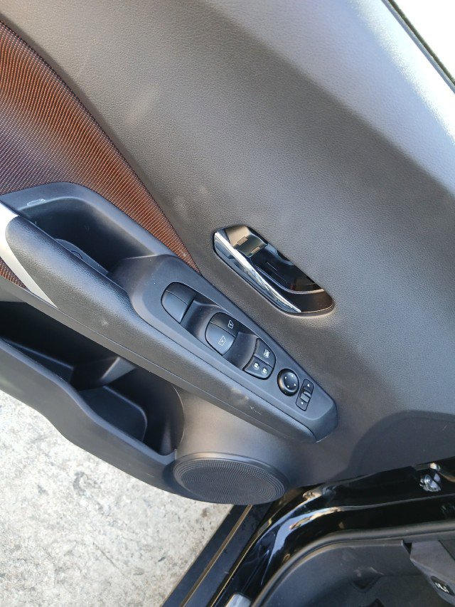 Used 2022 Nissan Kicks SR w/ Interior Electronics Package FWD image 9