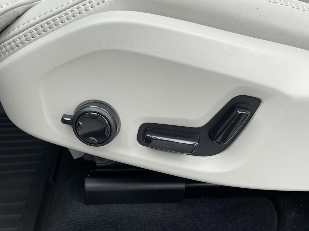 New 2026 Volvo XC60 B5 Ultra w/ Protection Package Premier image 9