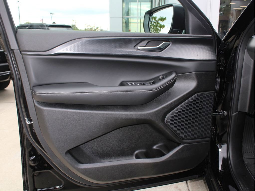 New 2025 Jeep Grand Cherokee Laredo X w/ Luxury Tech Group I image 9