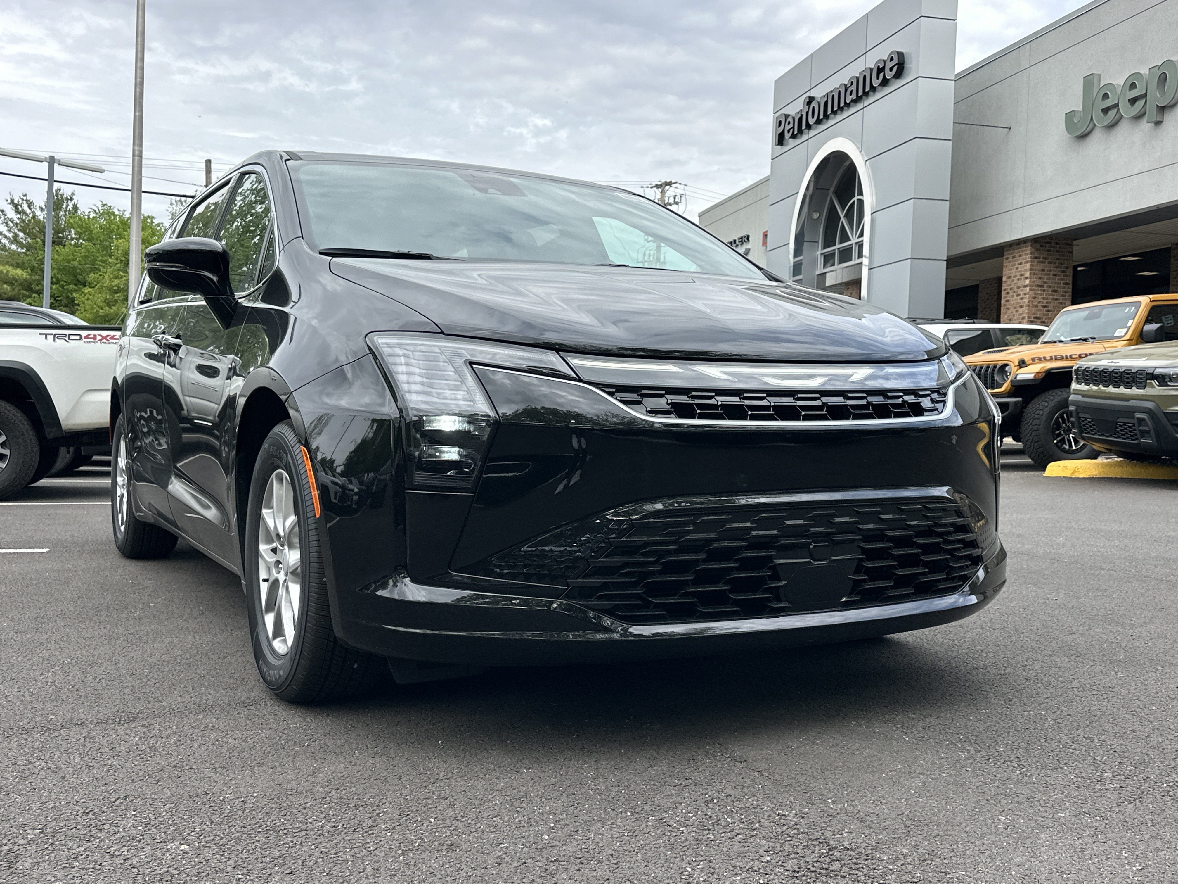New 2027 Chrysler Pacifica Select FWD image 18