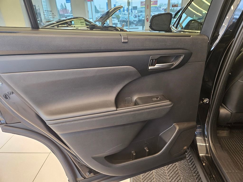 Used 2023 Toyota Highlander XLE image 26