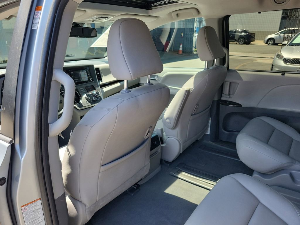Used 2020 Toyota Sienna XLE w/ XLE Navigation Package FWD image 18