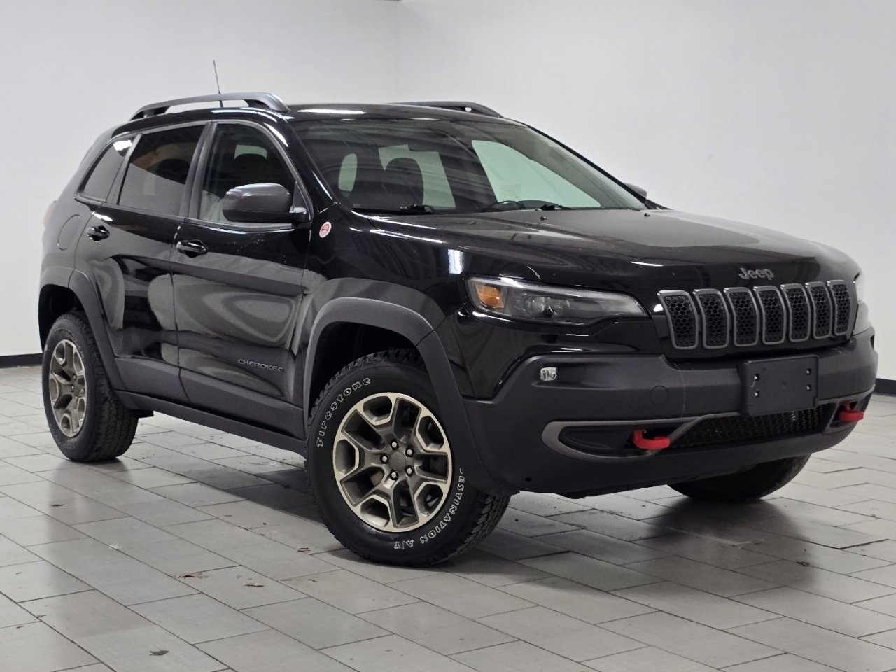 Used 2020 Jeep Cherokee Trailhawk AWD/4WD image 2