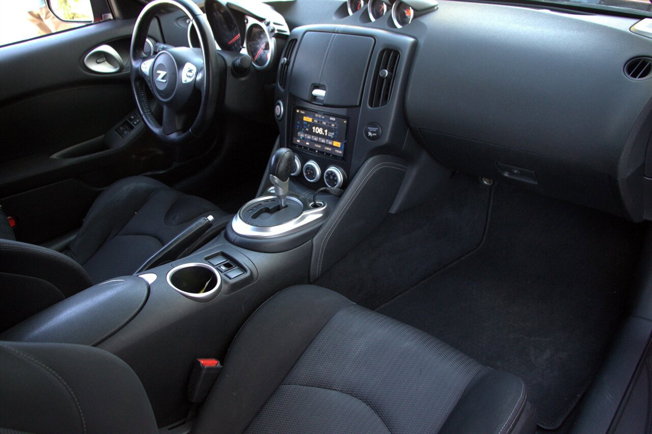 Used 2019 Nissan 370Z Coupe RWD image 17
