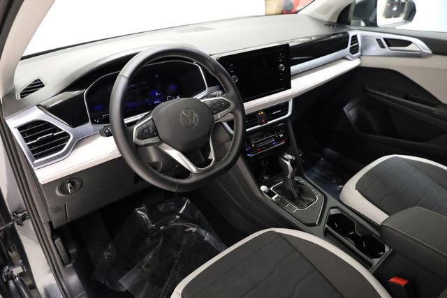 Used 2025 Volkswagen Taos SE w/ Black Wheel Package image 10