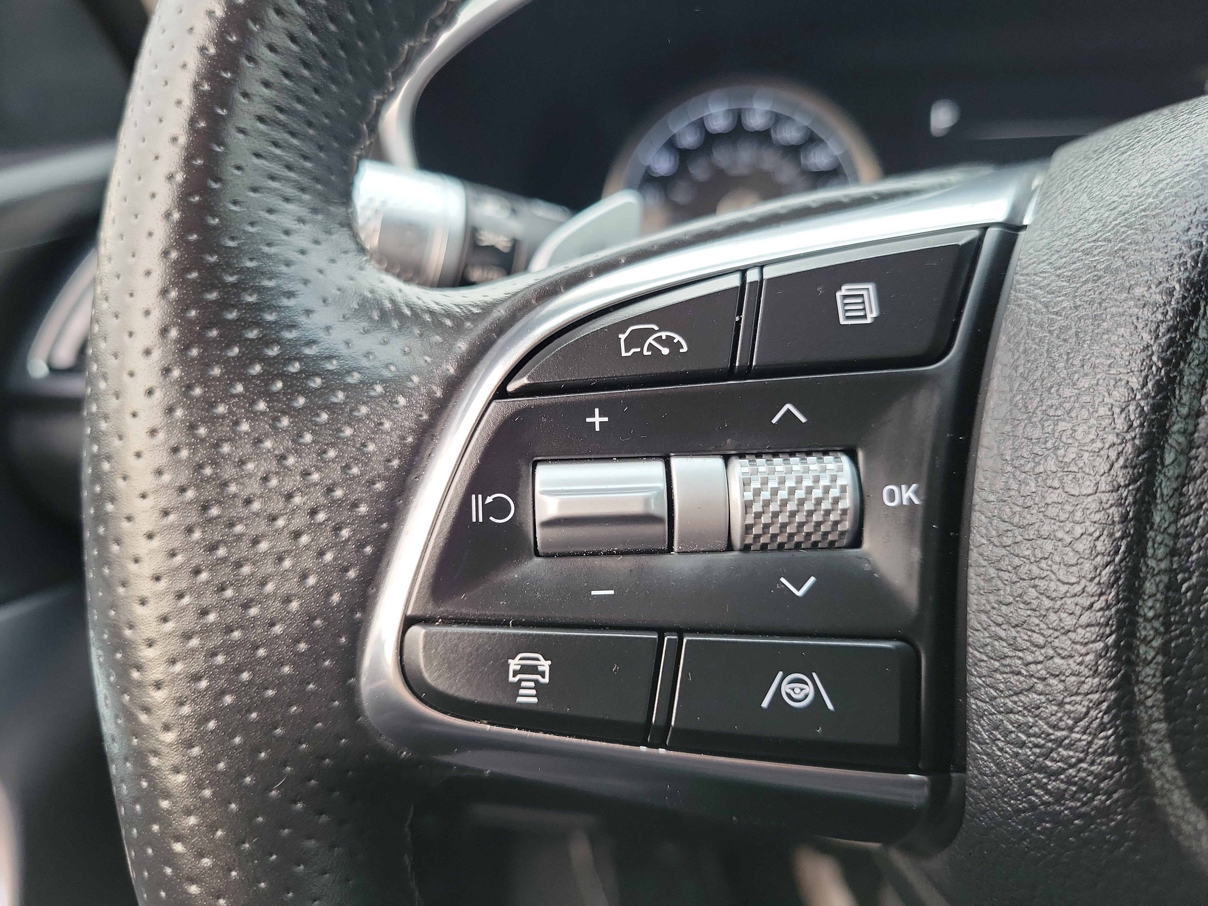 Certified 2025 Genesis G70 2.5T image 7