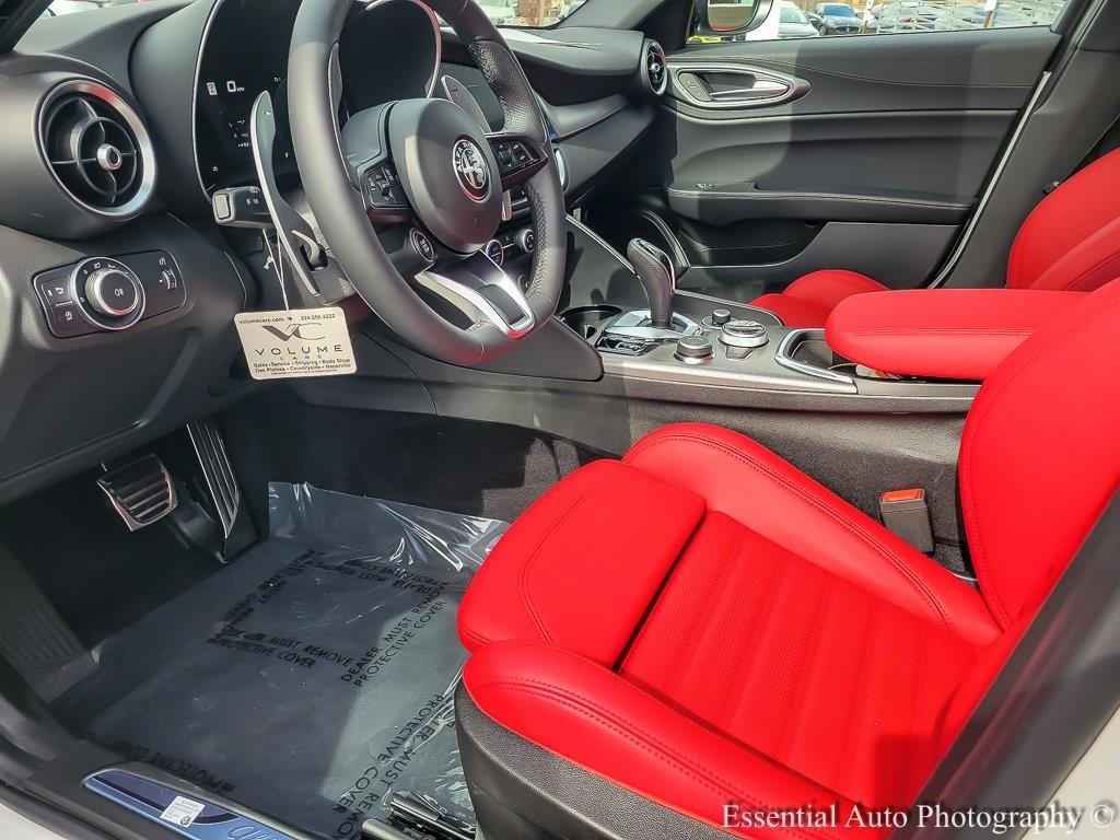 New 2025 Alfa Romeo Giulia AWD w/ Veloce Package AWD image 9