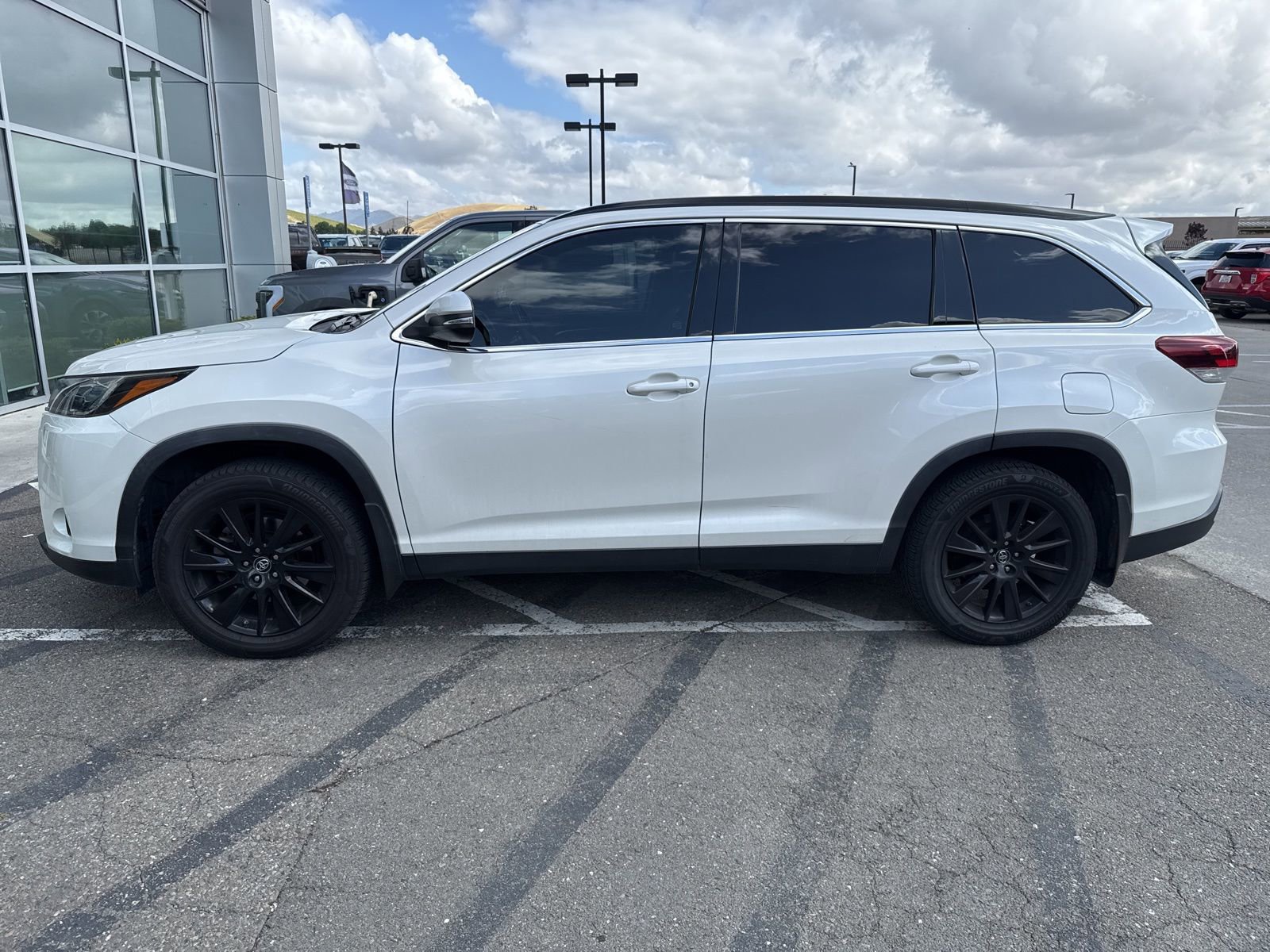 Used 2019 Toyota Highlander SE AWD/4WD image 2