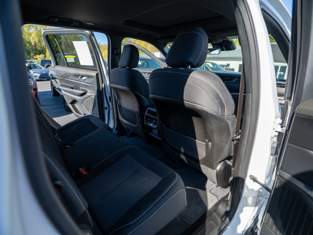 Used 2025 Jeep Grand Cherokee Laredo X AWD/4WD image 16