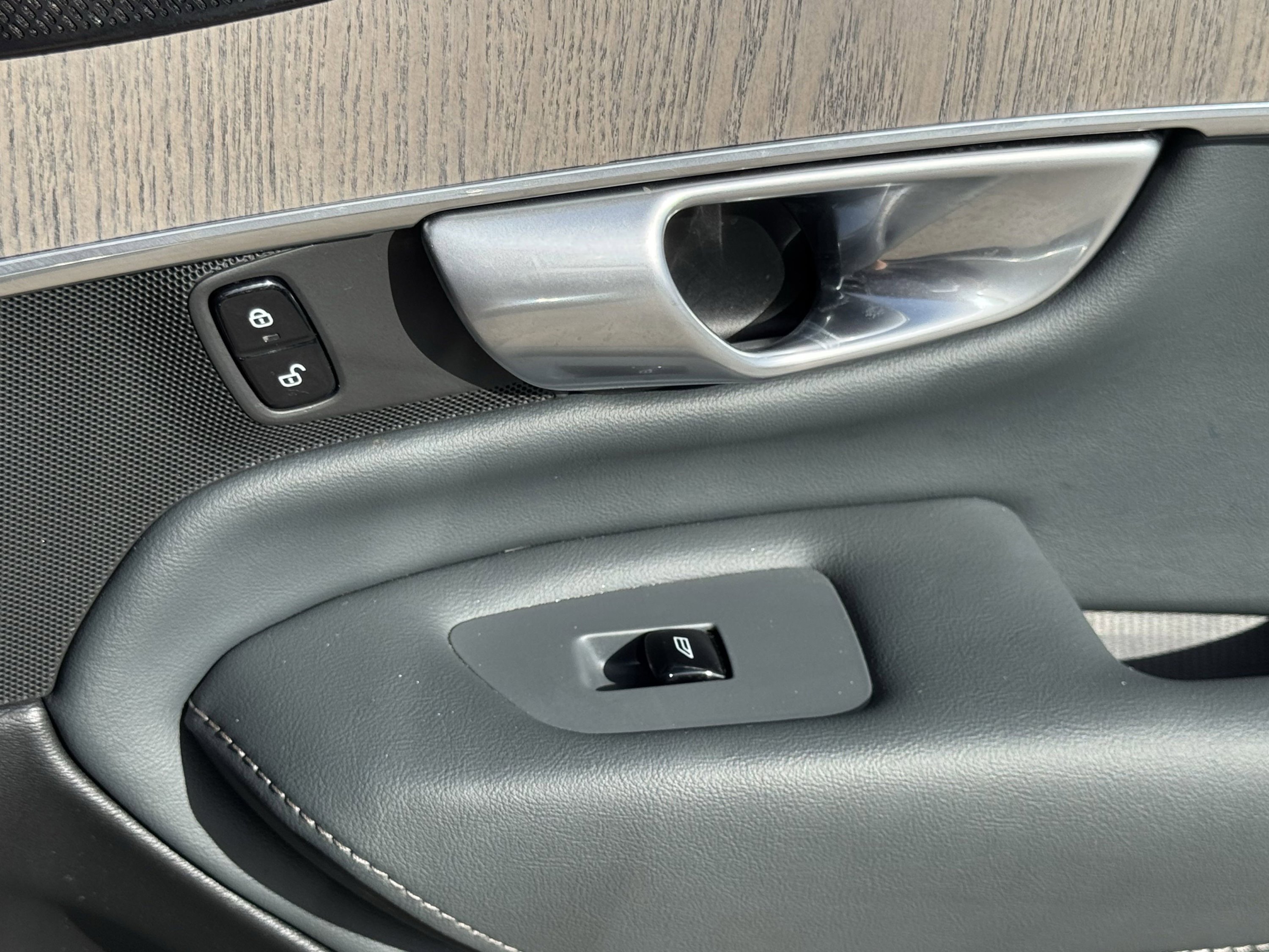 Used 2024 Volvo XC90 T8 Ultimate w/ Lounge Package image 70