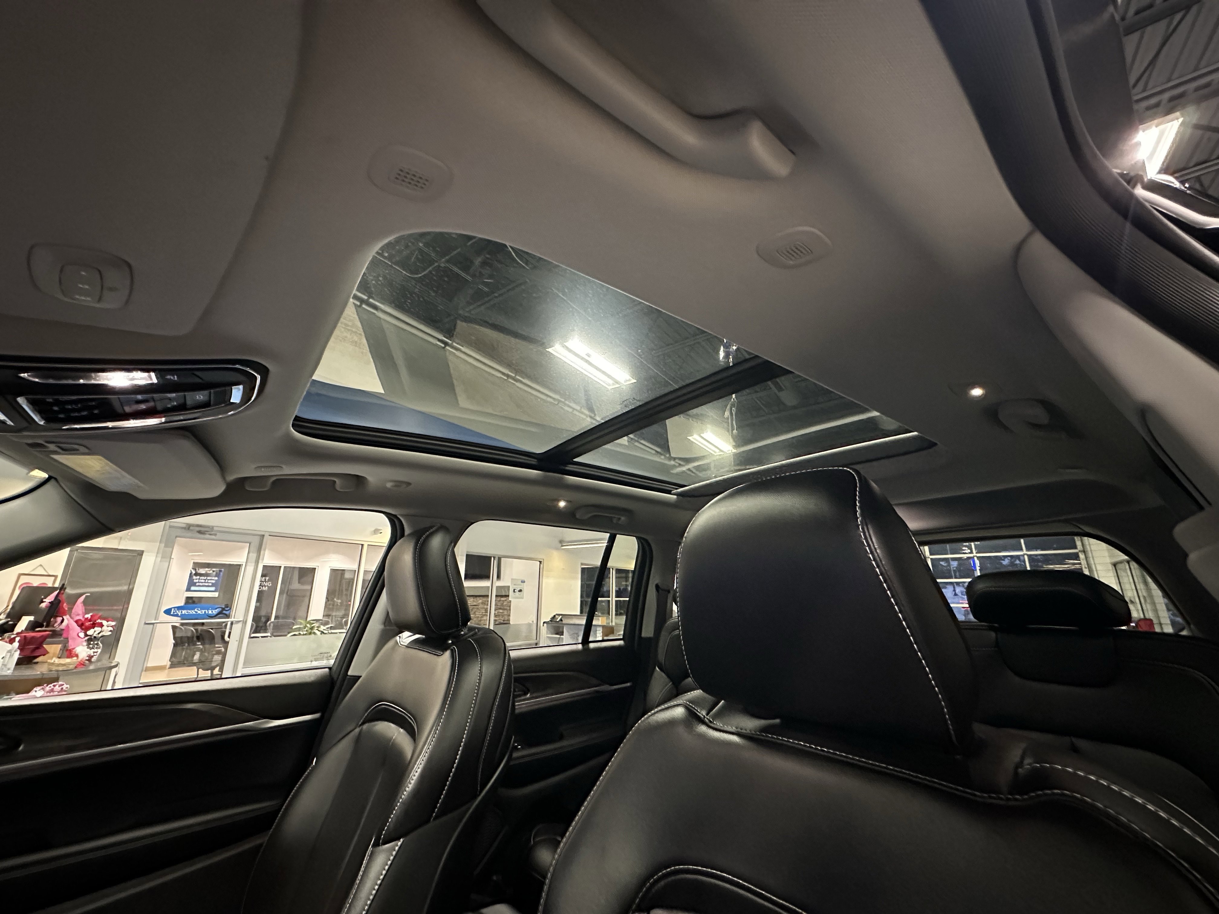 Used 2023 Jeep Grand Cherokee Limited image 17