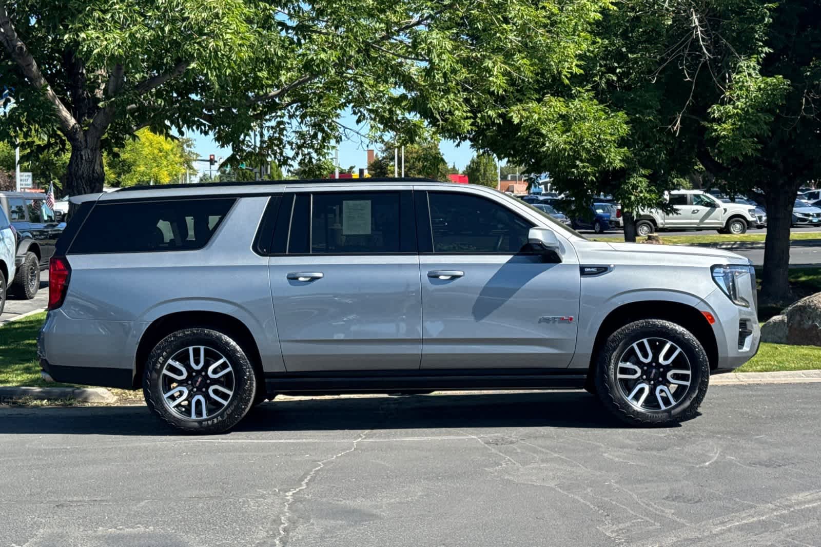 Used 2023 GMC Yukon XL AT4 w/ AT4 Premium Plus Package AWD/4WD image 8