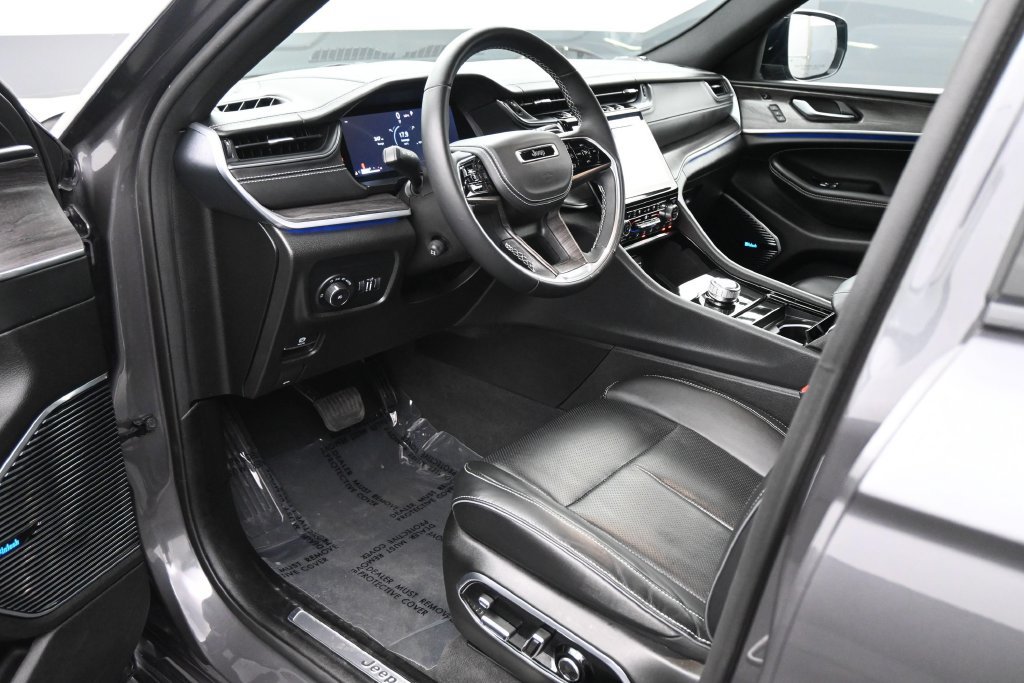 Used 2022 Jeep Grand Cherokee Overland w/ Luxury Tech Group IV RWD image 2