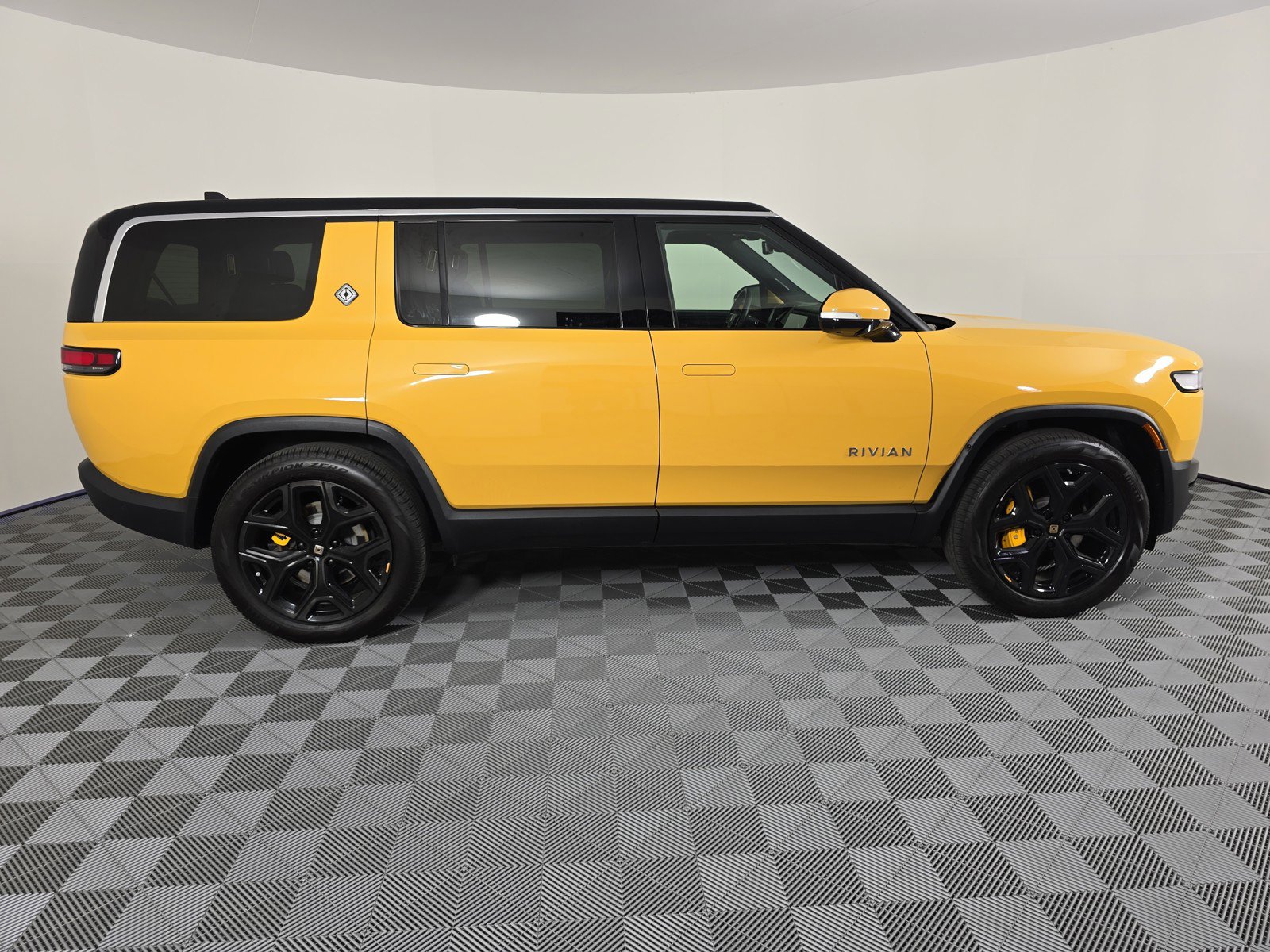 Used 2023 Rivian R1S Adventure image 6